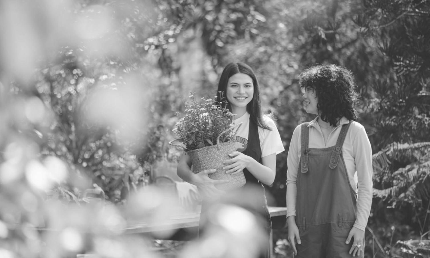 Çiçek düzenleme atölyesinde çalışan öğrenciler